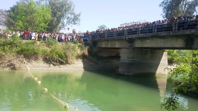 Crowd at rescue site PPSingh