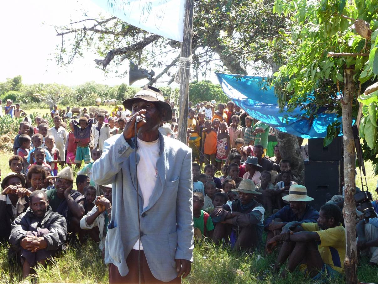 The_president_of_Antsakoamasy_speaks_to_the_crowd_gathered_for_the_zebu_festival_and_signing_of_the_TSA_accord